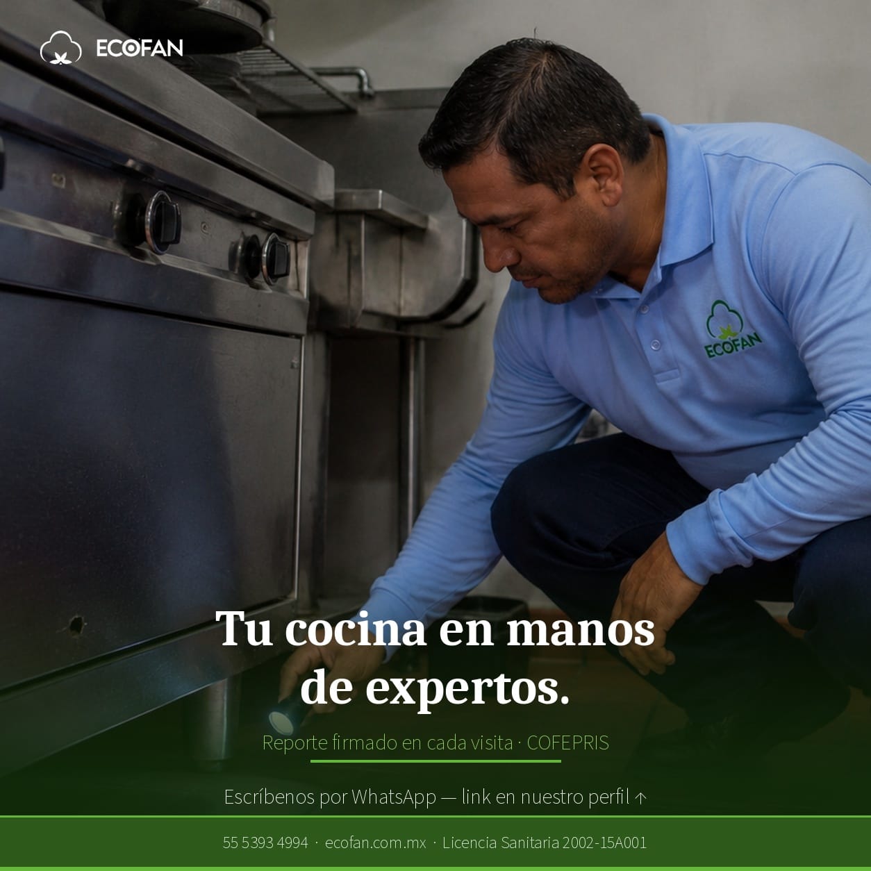 Técnico Ecofan inspeccionando cocina comercial