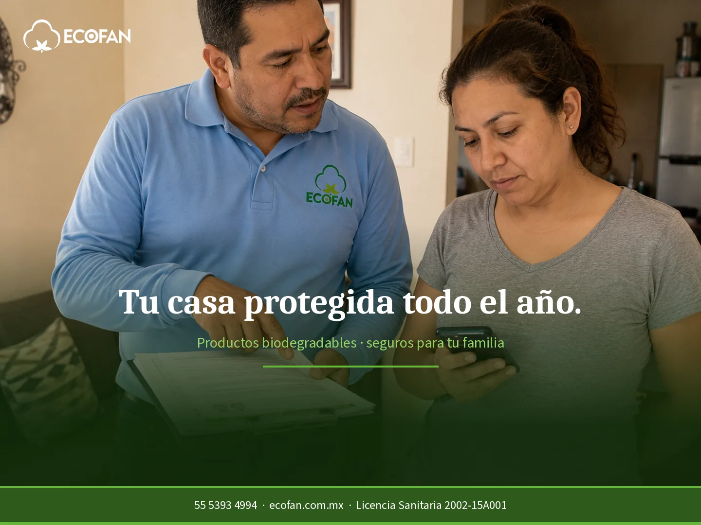 Técnico de Ecofan explicando el reporte de servicio a una clienta en su hogar
